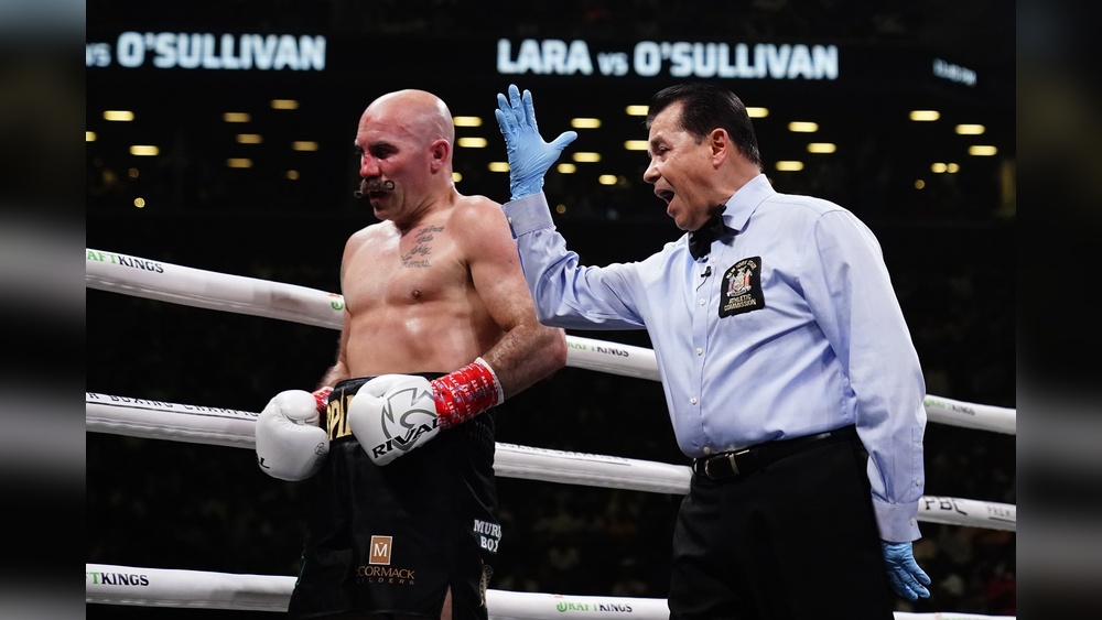 Do All Boxing Refs Wear Gloves