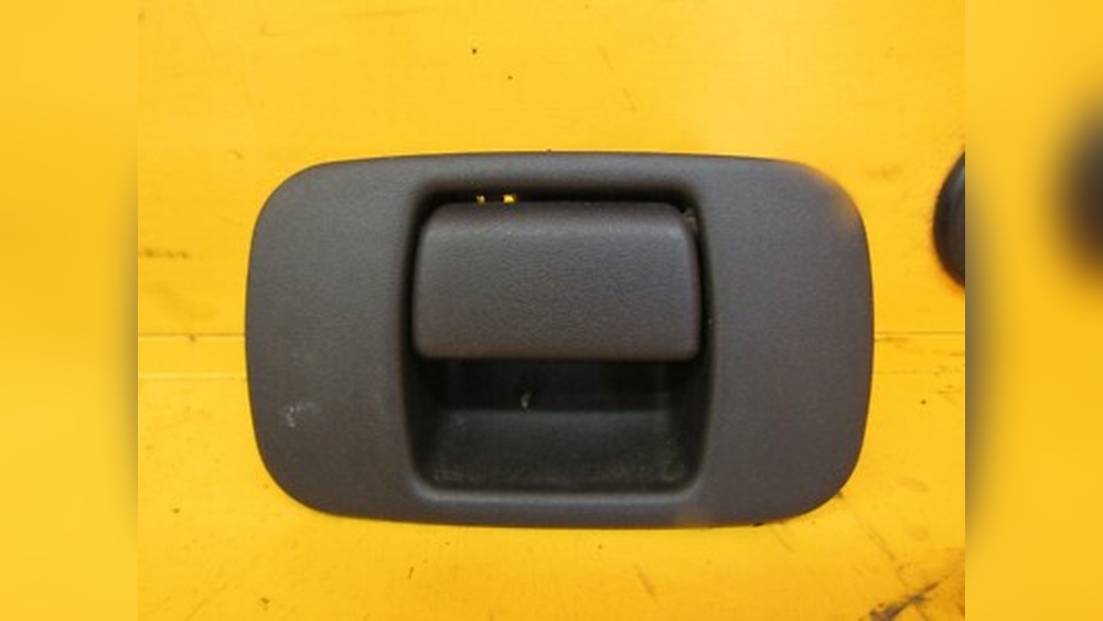 Does 2007 G6 Convertable Glove Box in Dash Hold Bottles